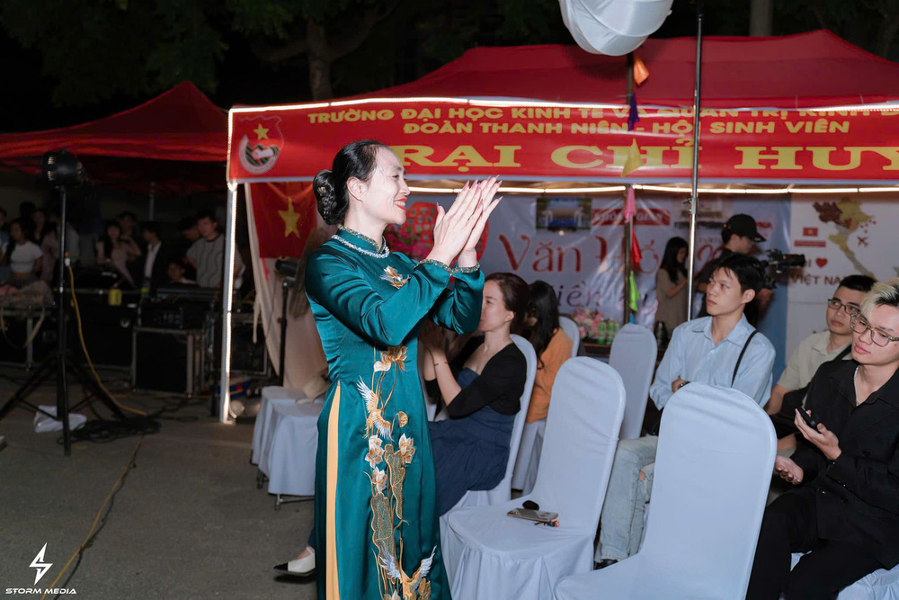 TS. Bùi Nữ Hoàng Anh - Phó Hiệu trưởng trường Đại học Kinh tế và Quản trị Kinh doanh phát biểu tại buổi lễ